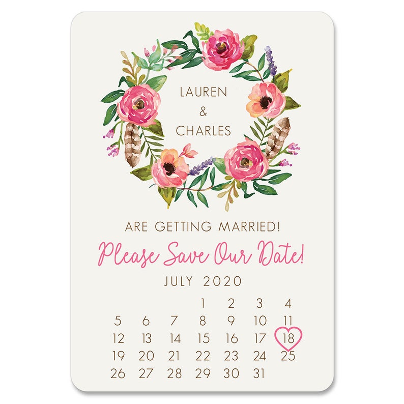 K&ouml;nnte beinhalten: Save-the-Date-Karte mit einem floralen Kranz-Design. Die Karte zeigt die Namen Lauren und Charles, das Datum 18. Juli 2020 und den Text "Wir heiraten! Bitte merken Sie sich den Termin!"