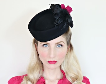 Vintage 1940s hat / 40s Tilt Hat / Black and fuschia / Felt flower / Feathers / O ring