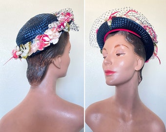 Chapeau vintage des années 1950 / Chapeau de fleur de paille des années 50 / Bleu marine / Fleurs roses / charmant
