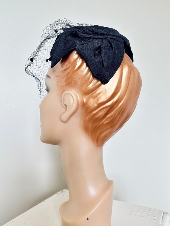 Vintage 1950s hat / 50s black hat / netting / Cla… - image 5