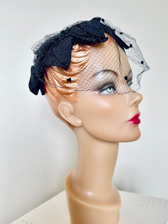 Vintage 1950s hat / 50s black hat / netting / Cla… - image 2