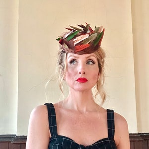 Vintage 1950s Hat / 50s feather hat / Pillbox hat / warm colors / cute