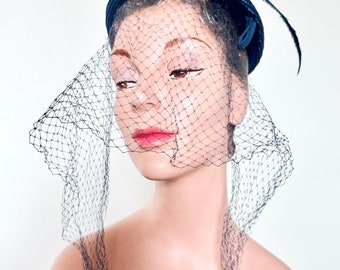 Vintage 1950s hat / Navy blue straw / Netting / Feather / Classic