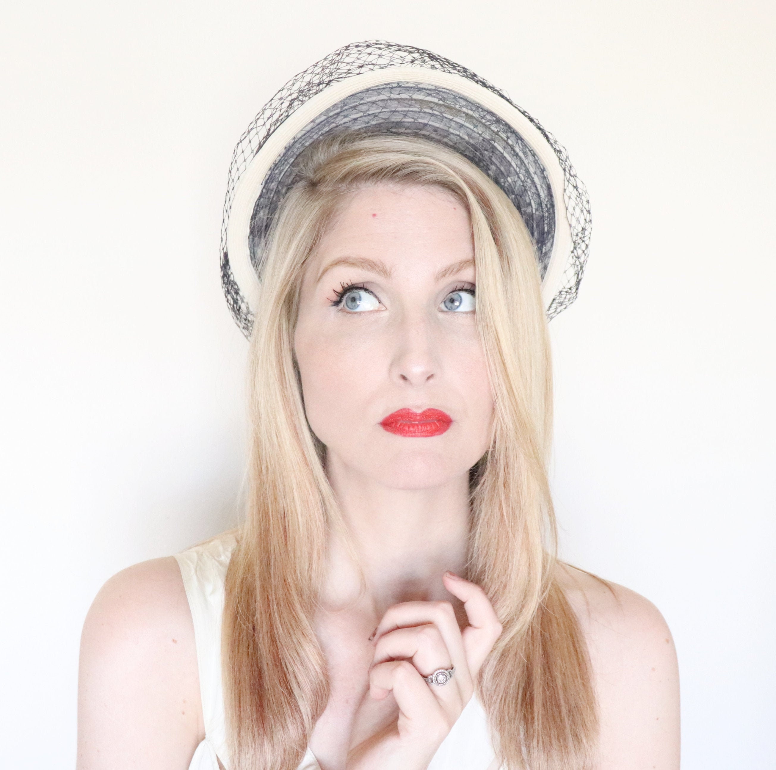 Vintage 1930s Hat / Bonnet Style Hat 