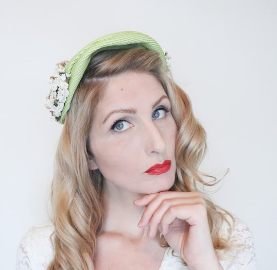 Vintage 1950s hat / Pastel green / Velvet blossoms