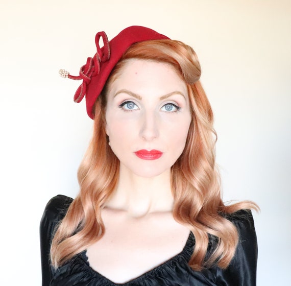 Vintage 1940s Hat / 40s Tam Hat / Raspberry red /