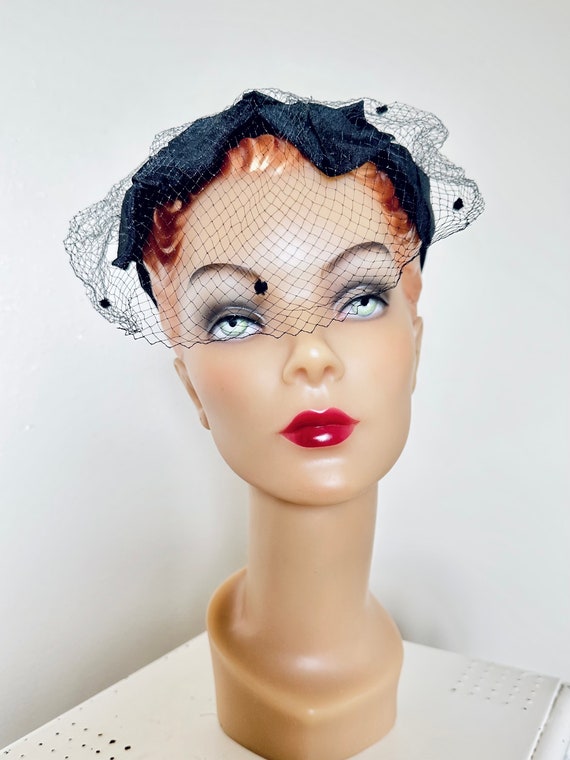 Vintage 1950s hat / 50s black hat / netting / Cla… - image 1