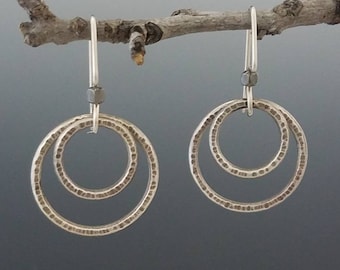 Pendientes circulares de plata de ley martillados a mano