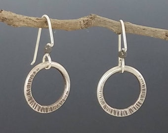 Pendientes circulares de plata de ley martillados a mano