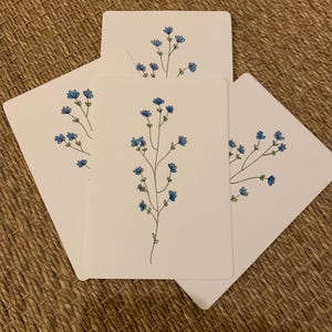 Biglietto disegnato a mano - dipinto con fiori blu acquerellati