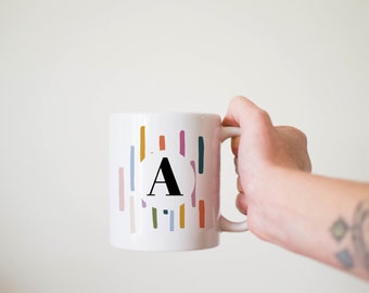 Taza de cerámica con monograma y rayas de colores personalizadas: 11 oz, 15 oz o 20 oz.