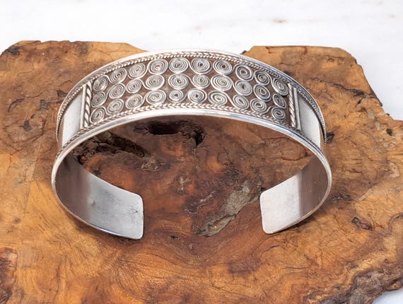 Vintage Lightweight Solid Silver Tribal Cuff Brac… - image 8