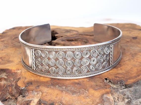 Vintage Lightweight Solid Silver Tribal Cuff Brac… - image 11