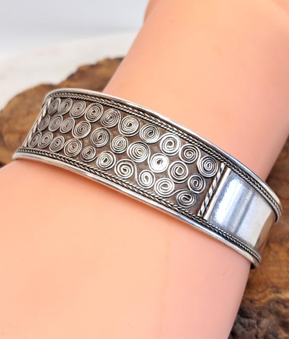 Vintage Lightweight Solid Silver Tribal Cuff Brac… - image 9