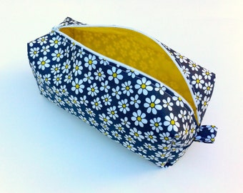 Neceser con estampado de margaritas, estuche para lápices con estampado floral, estuche con cremallera en gris, blanco y amarillo.