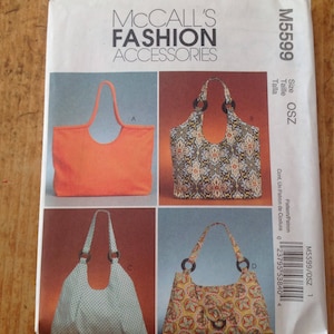 Op de afbeelding: Een naaipatroon voor vier verschillende draagtassen. Het patroon heet McCall's Fashion Accessories en het patroonnummer is M5599. De tassen worden getoond in verschillende stoffen en kleuren, waaronder oranje, bloemen en stippen.