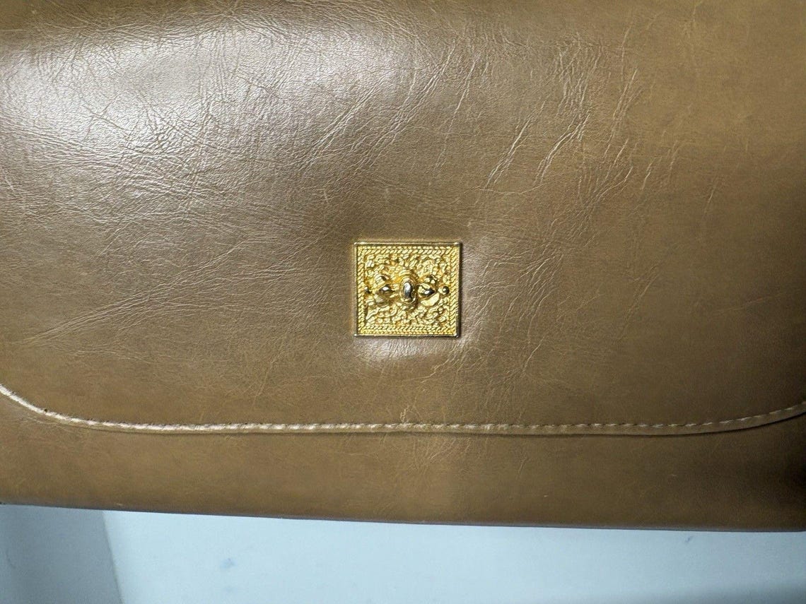 Vintage Tan Brown Shoulder Bag Gold Accent Strap Leather Interior Pockets, foto 3 di 5