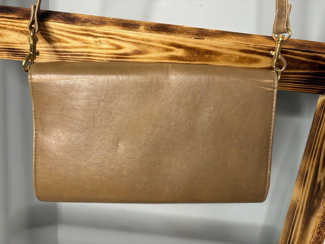 Vintage Tan Brown Shoulder Bag Gold Accent Strap Leather Interior Pockets, foto 4 di 5