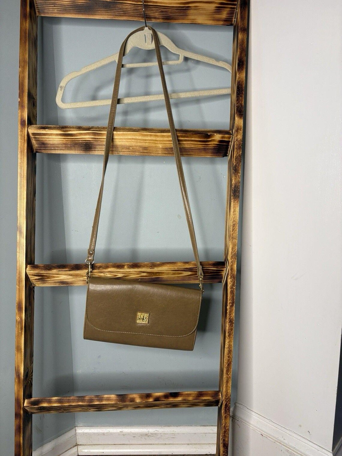 Vintage Tan Brown Shoulder Bag Gold Accent Strap Leather Interior Pockets, foto 2 di 5