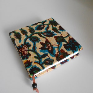 Quadratische handgefertigte Stoff Notizbuch mit Leder & Holz Perle Detail
