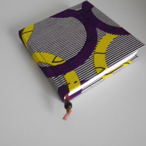 Quadratische handgefertigte Stoff Notizbuch mit Leder & Holz Perle Detail