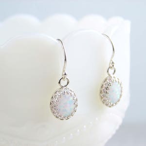 Opal Ohrringe, Sterling Silber, Oktober Geburtstag, baumeln Ohrringe, Krone Fassung, weiß Opal Ohrringe, Brautjungfer Ohrringe