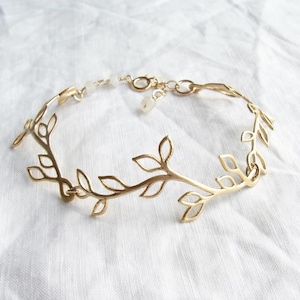 Armband med lagerblad i matt guld. Elegant kvist i matt guld med månsten. Födelsedag i juni. Brudtärnepresent. Enkla moderna smycken från PetitBlue