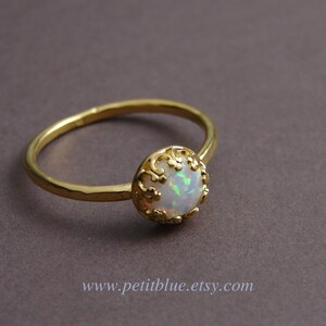 Petite bague en opale dorée ~ Prête à être expédiée ~ Anniversaire d'octobre ~ Bague opale délicate ~ Sertissage couronne plaqué or ~ Cadeau pour elle