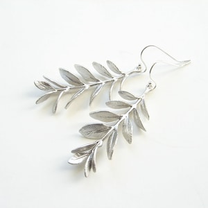 Pendientes colgantes de rama de sauce de plata. Delicada rama de color plata mate con alambre de plata de ley. Sencillos y cotidianos.