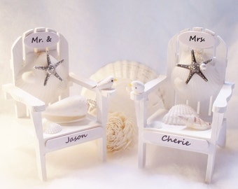 Juego de sillas de playa para decoración de tartas de boda Sillas Adirondack en varios colores en tonos blanqueados. Estas son blancas.