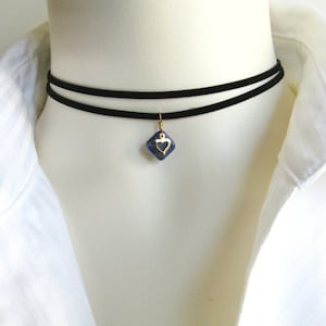 Charme coeur ouvert doré délicat avec collier ras de cou en lapis-lazuli, collier double brin imitation daim noir, cadeau pour elle