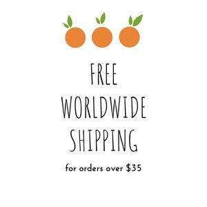 Puede incluir: Tres ilustraciones de frutas naranjas con hojas verdes, con el texto "ENV&Iacute;O GRATUITO A TODO EL MUNDO para pedidos superiores a $35".