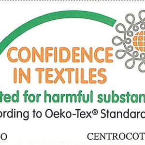 Puede incluir: Un logotipo verde y naranja con el texto "CONFIDENCE IN TEXTILES" y las palabras "Probado para sustancias nocivas seg&uacute;n el est&aacute;ndar Oeko-Tex&reg; Standard 100". El logotipo tambi&eacute;n incluye una flor estilizada con un globo terr&aacute;queo en el centro.
