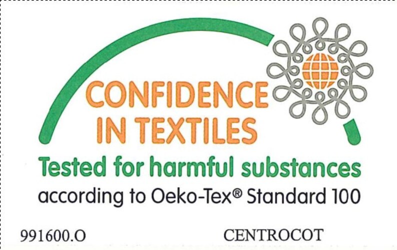 Puede incluir: Un logotipo verde y naranja con el texto "CONFIDENCE IN TEXTILES" y las palabras "Probado para sustancias nocivas seg&uacute;n el est&aacute;ndar Oeko-Tex&reg; Standard 100". El logotipo tambi&eacute;n incluye una flor estilizada con un globo terr&aacute;queo en el centro.