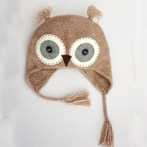 Gorro de punto con forma de búho bebé en color beige, tejido en mezcla de lana y alpaca, ligero e ideal como accesorio para fotos.