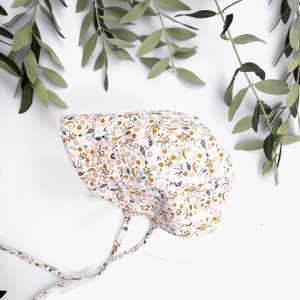 Baby Mädchen Sonne Wendemütze mit kleinem Blumendruck aus 100% Baumwolle.