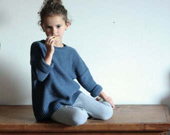 Oversized gebreide trui voor kinderen of peuters, lang, zacht en warm.