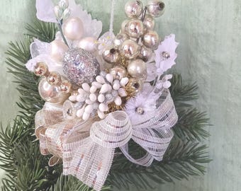 Ramillete navideño de estilo vintage en blanco y plata / materiales vintage