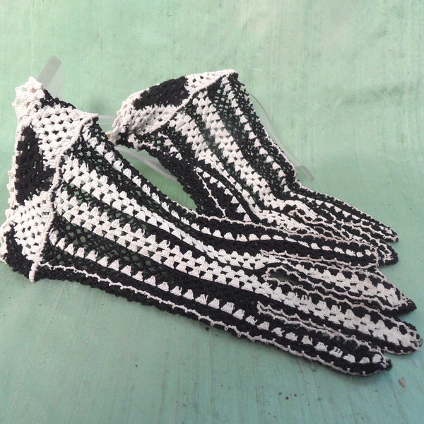 Black and white crocheted mesh gloves / vintage size M, women's gloves