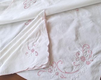 Pink embroidered tablecloth w 4 napkins / 33" x 33.5" vintage card table size