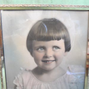 Standing metal picture frame / vintage 5&quot; x 7&quot; picture frame w glass
