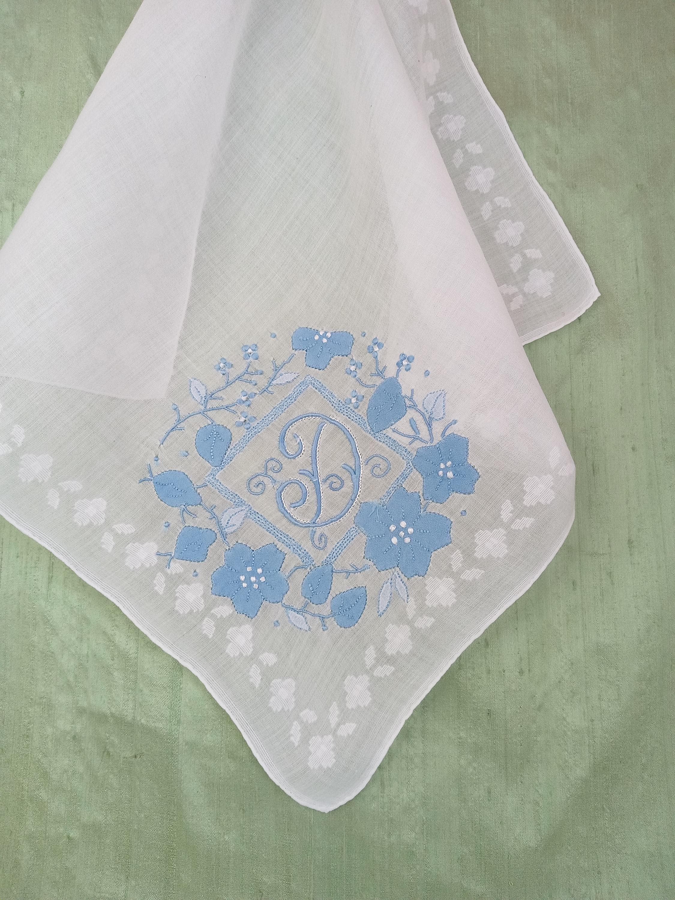 モノグラムDの青い刺繍入りハンカチ / ヴィンテージのアップリケ付き 