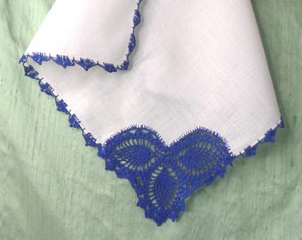 Crocheted edge handkerchief / vintage white and blue crochet hankie