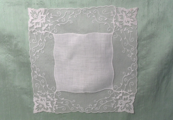 AS IS Lace edged off white linen handkerchief / v