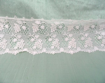 Wide lace yardage with grape bunch design / vintage 27 inches of 4" wide