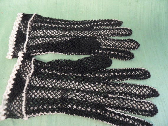 Black and white crocheted mesh gloves / vintage s… - image 4