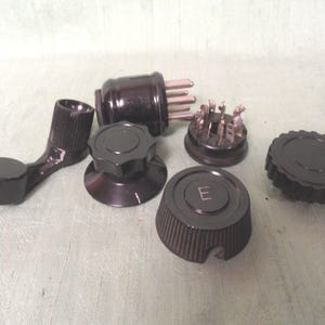 6 perillas de radio surtidas / piezas vintage, Daka-Ware, conector de clavija, estriadas, con faldón