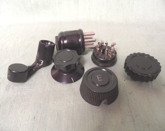 6 sortierte Radioknäufe /vintage Teile, Daka-Ware, Stiftstecker, geriffelt, mit Rock