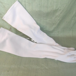 White mid length women&#39;s gloves / vintage, Medium, 14.5&quot;
