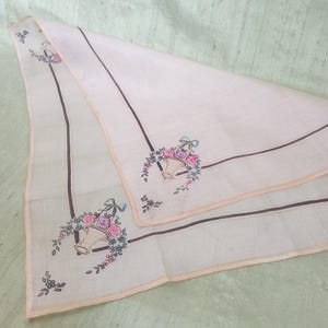 Gebloemde zijden zakdoek, as is / vintage zakdoek, bloemenmand